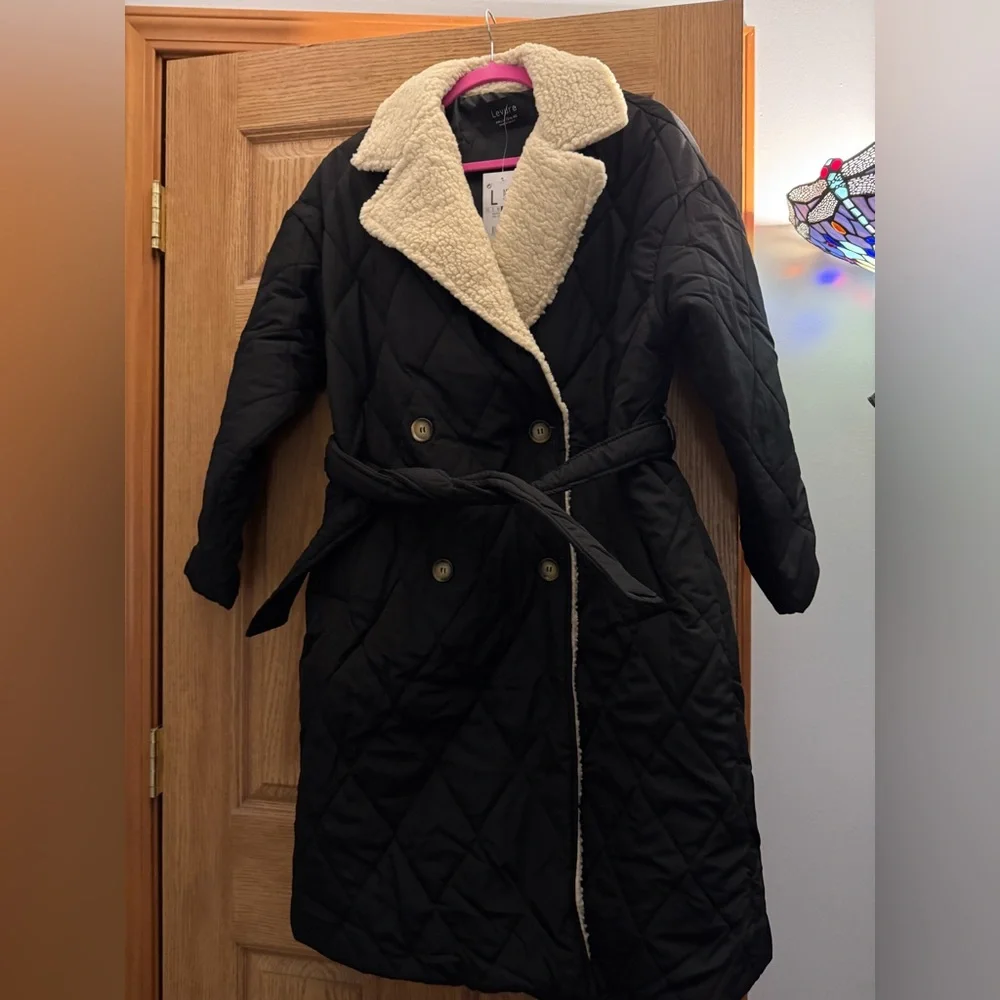 NWT Levure Women's Black Quilted Coat with Cream Collar - Picture 3 of 5